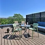 Thomas' - Trendy, & Balcony