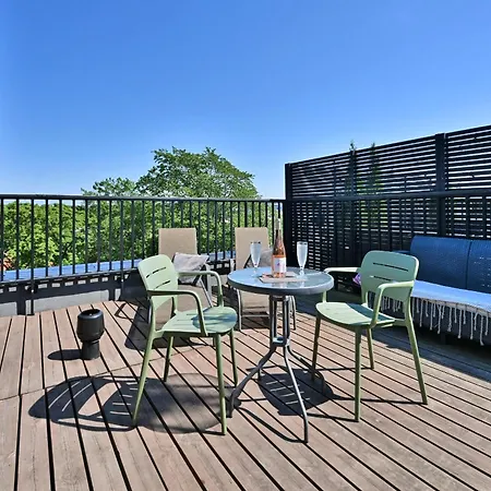 Thomas' - Trendy, & Balcony