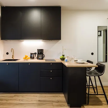 Thomas' - Trendy, & Balcony Apartment
