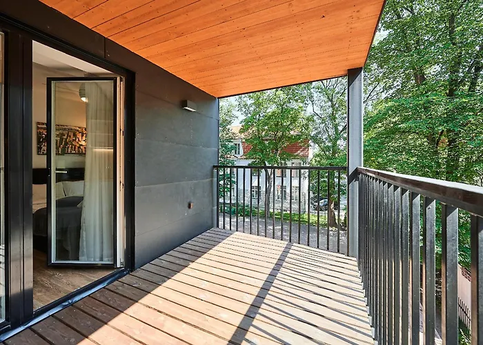 Thomas' - Trendy, & Balcony *