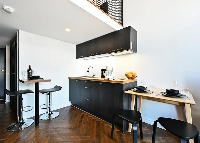 Thomas' - Trendy, & Balcony *