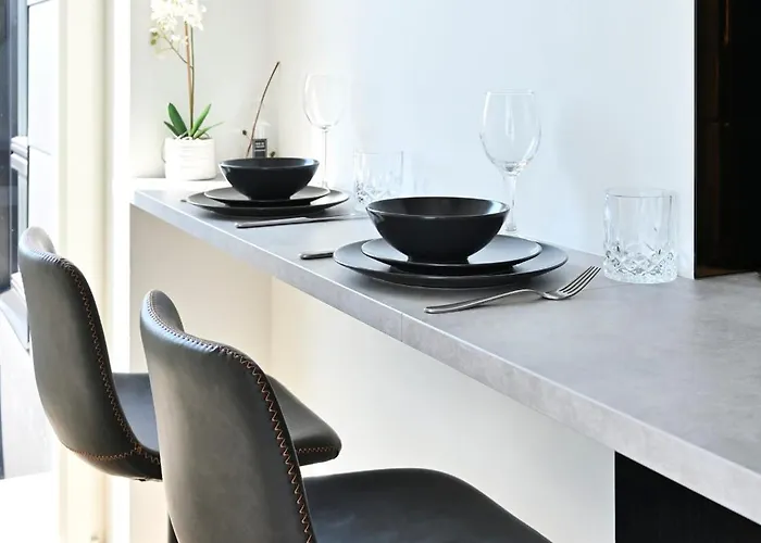 Thomas' - Trendy, & Balcony *