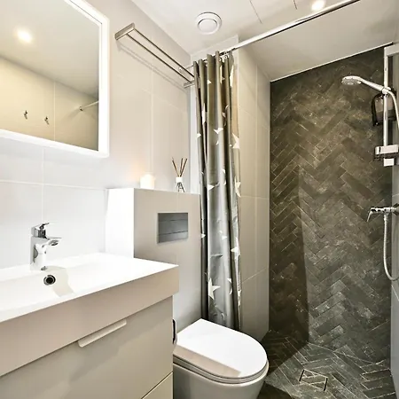 Thomas' - Trendy, & Balcony