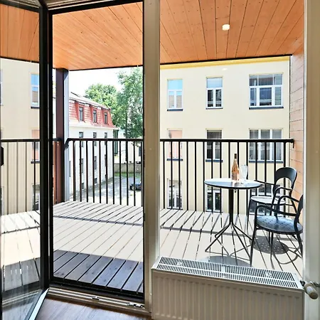 Thomas' - Trendy, & Balcony Apartment