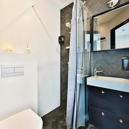 Thomas' - Trendy, & Balcony *